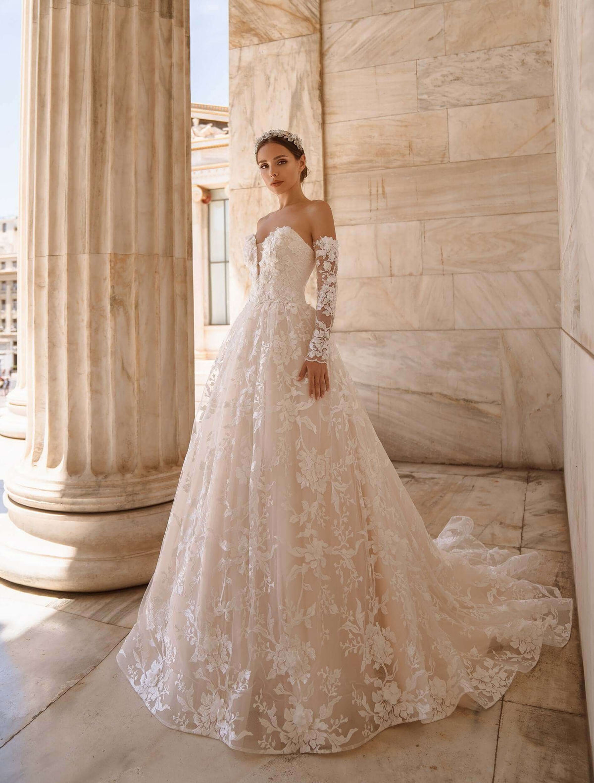 wedding dress with removable sleeves, wedding dress with cathedral train, tulle lace wedding dress, strapless wedding dress, aline wedding dress