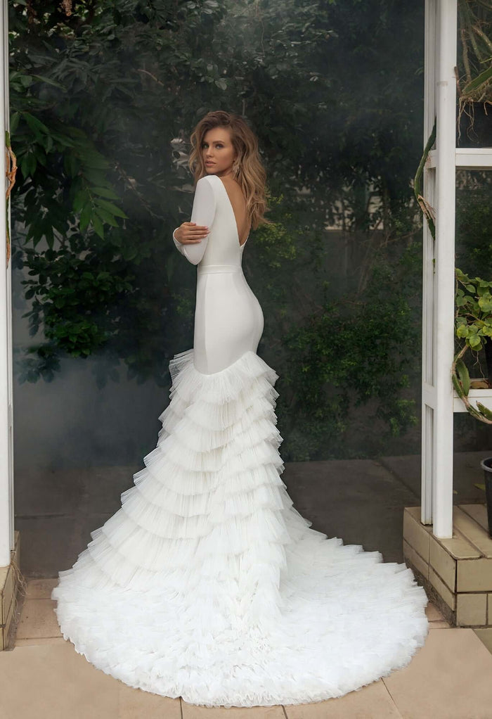 multilayer skirt, fit and flare wedding dress, mermaid wedding dress, form fitting wedding dress with train, removable train