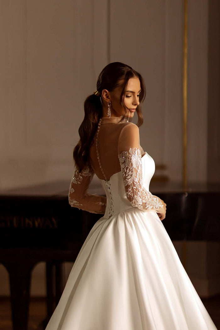 wedding dress with bow, satin wedding dress, satin dress, bridal shop Ontario, bridal shop orleans, bridal shop, 
