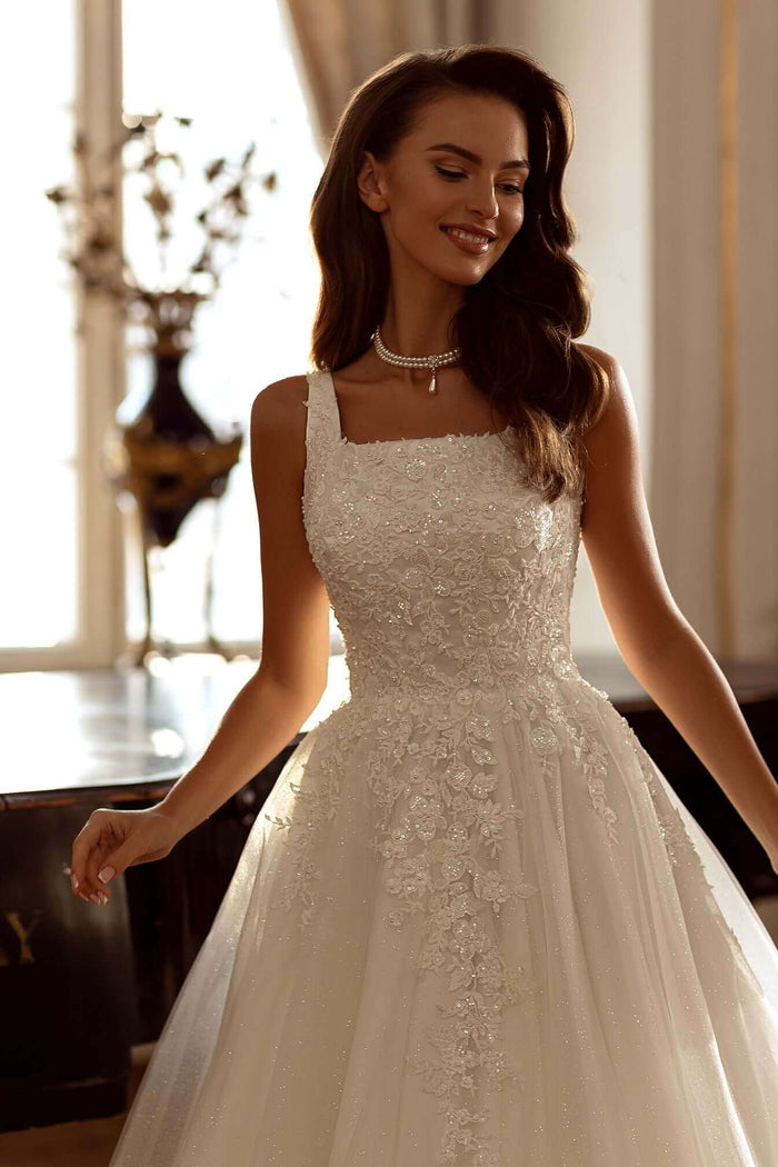 Carson Aline Tulle Lace Wedding Dress showcasing a model in a square neckline design, emphasizing lace details and tulle fabric.