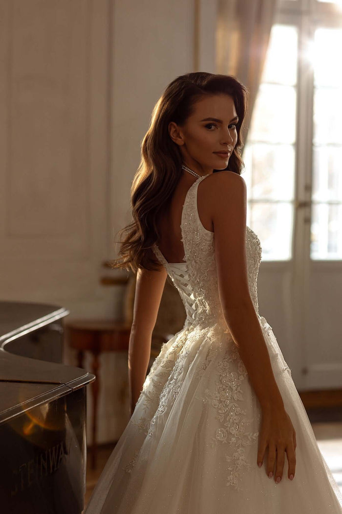 Carson Aline tulle lace wedding dress featuring a square neckline and built-in corset.