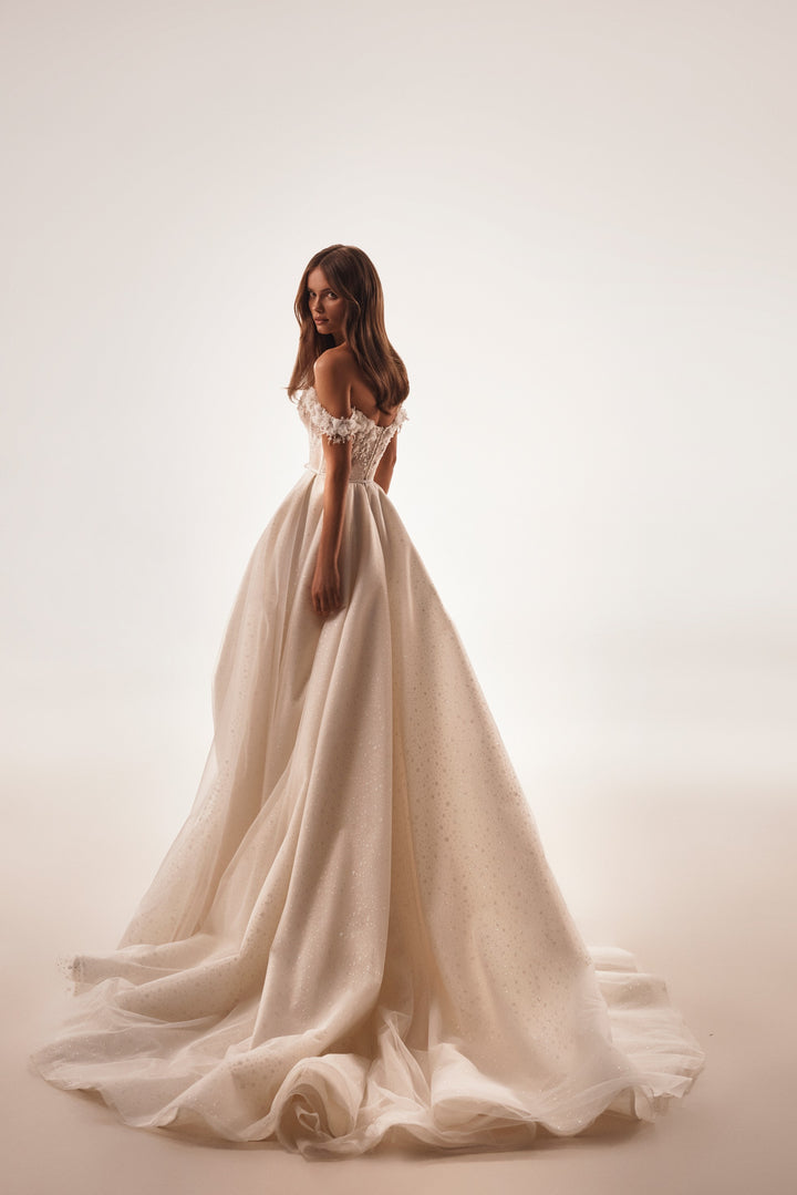 corset wedding dresses,
flowy wedding dress,
flowy wedding dresses,
form fitting wedding dress ottawa,
form fitting wedding dress with train,
gliiter tulle wedding dress,
glitter tulle,

