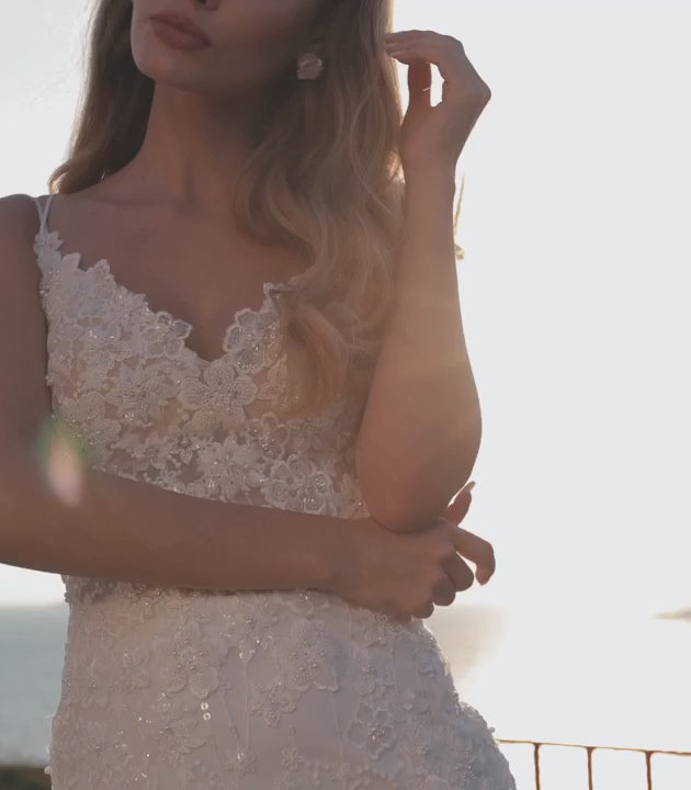 V-neck wedding dress, sleeveless wedding dress, crepe wedding dress, wedding dress with lace