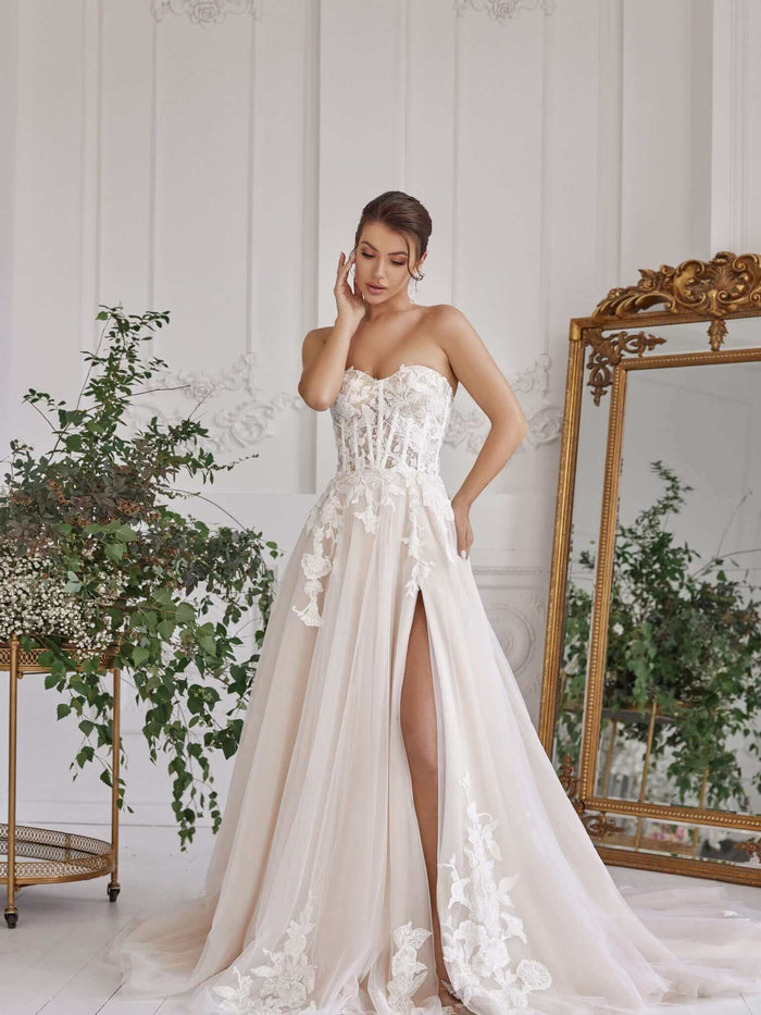 lace wedding dress, made with love bridal Canada, ontario wedding dresses, orleans bridal boutique, orleans bridal shop, Aline wedding dress