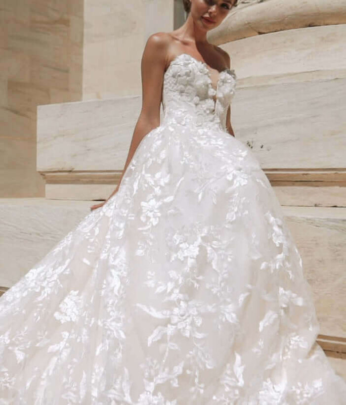 removable lace sleeves, plunging V neckline, lace wedding dress ottawa, lace sleeves, bridal shop Canada, aline wedding dress