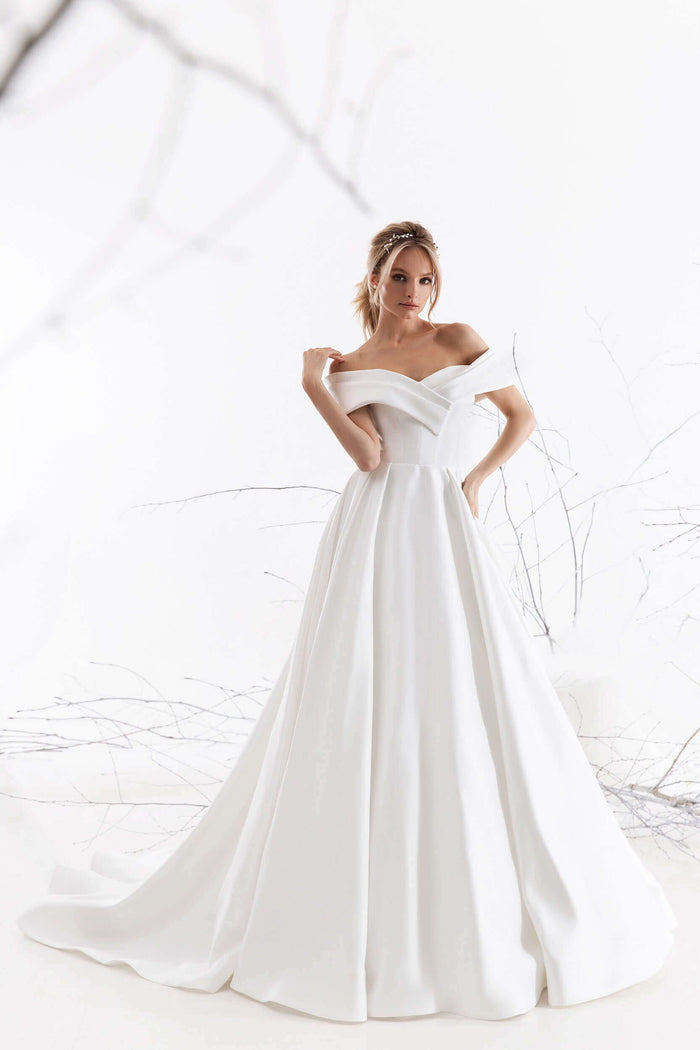 satin wedding dress, satin dress, satin bridal gown, canadian wedding dress, canadian wedding dresses, dreamy dress Ottawa, satin wedding dress