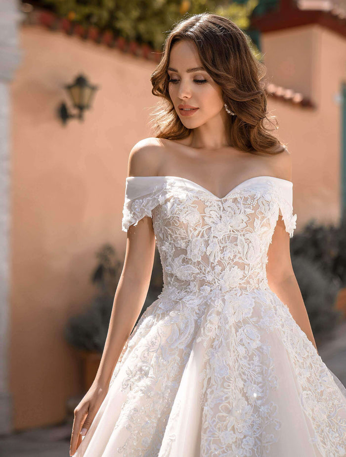 sample wedding dress shops, sample wedding dress store, lace bridal gown, aline wedding dress, bridal sample gowns, bridal sample sale online, aline wedding dress