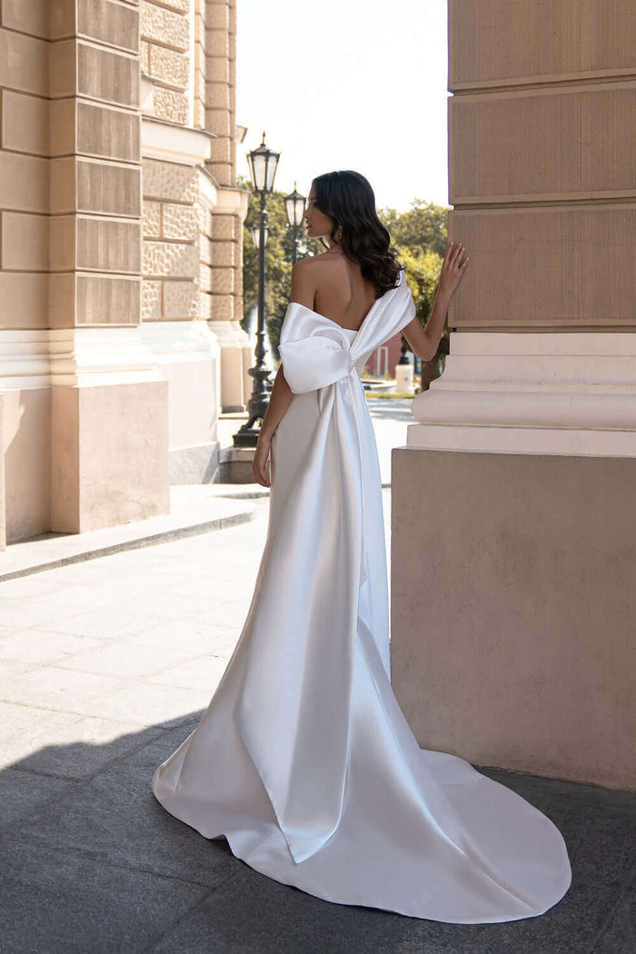 form fitting wedding dress ottawa, orleans, bridal boutique, orleans, bridal shop, orleans, bridal store, ottawa bridal boutiques, fit and flare wedding dress