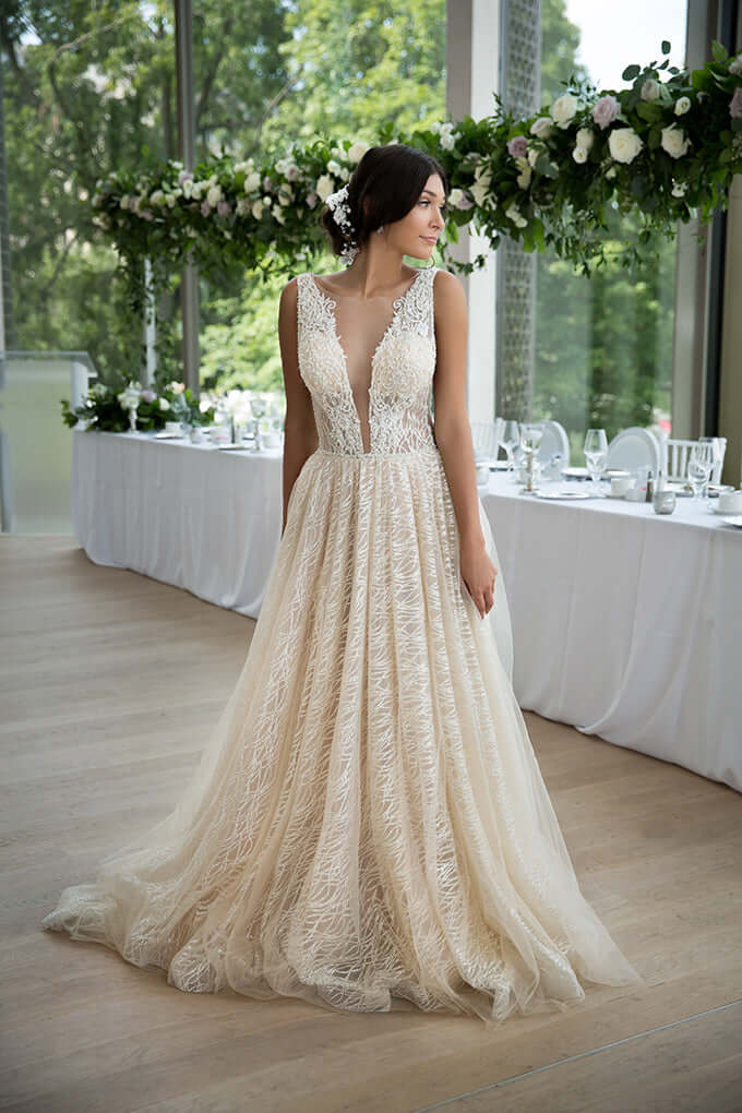  sample of wedding dress, sample of wedding gown, sample of wedding gowns, sample sale Canada, sample sale for wedding dresses, aline wedding dress