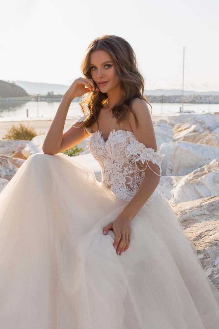  wedding dresses outlet, wedding gowns Canada, wedding gowns in Canada, wedding gowns montreal, wedding gowns online Canada,  aline wedding dress